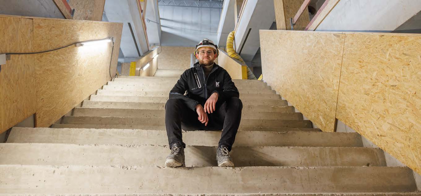 Projektleiter Mohammad Ahmad im Herzstück des WDR Baus: Die 50 Meter lange Treppenanlage, die vom Erdgeschoss bis in den fünften Stock führt.