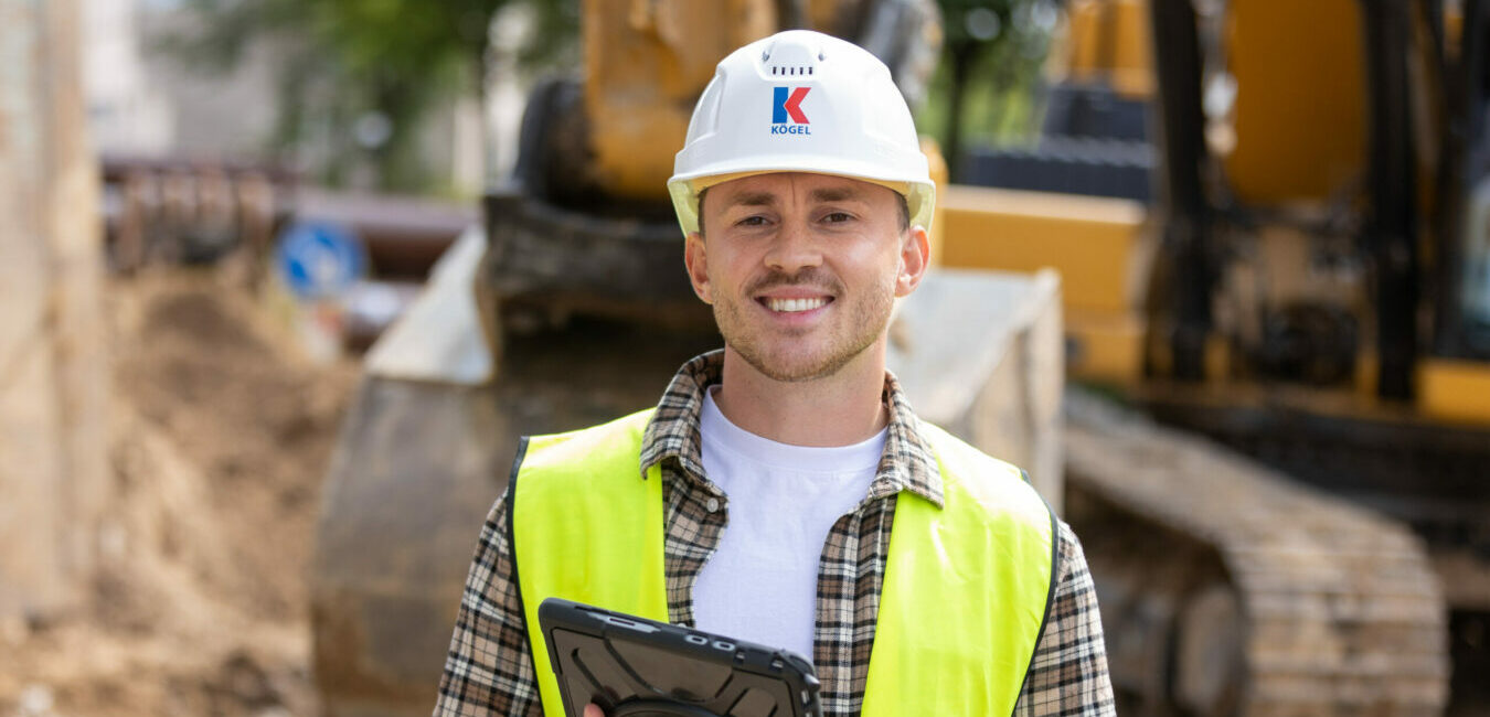 Projektleiter Jean Schuhmacher auf der Baustelle in Detmold