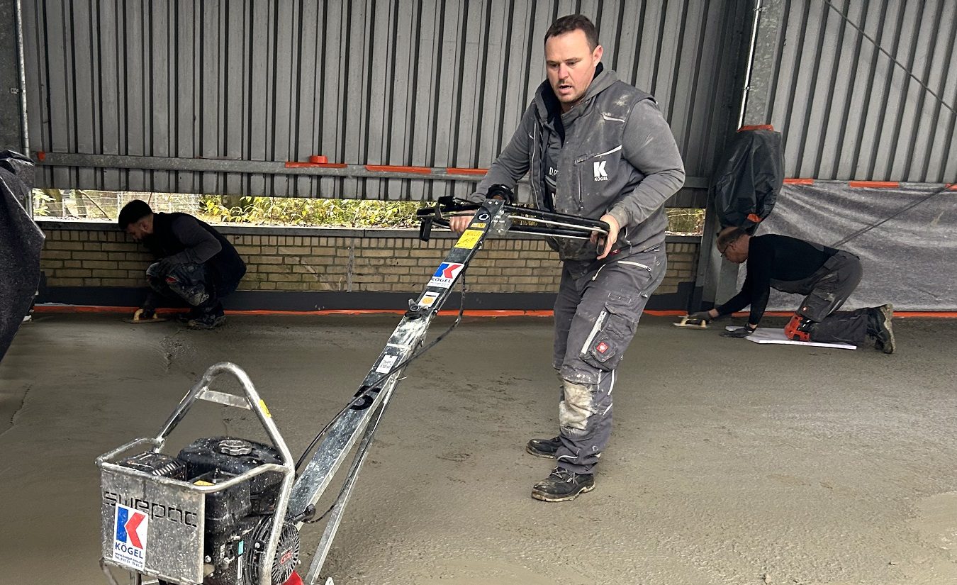 Mit dem Flügelglätter sorgt unser Team dafür, dass der Beton besonders verschleißfest und eben ist.