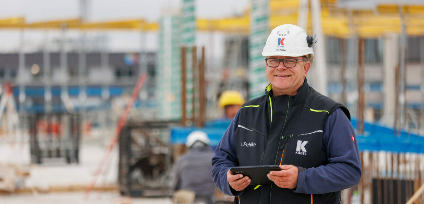 Unser Polier Jörg Pehlke hat auf der Baustelle in Isernhagen alles unter Kontrolle.