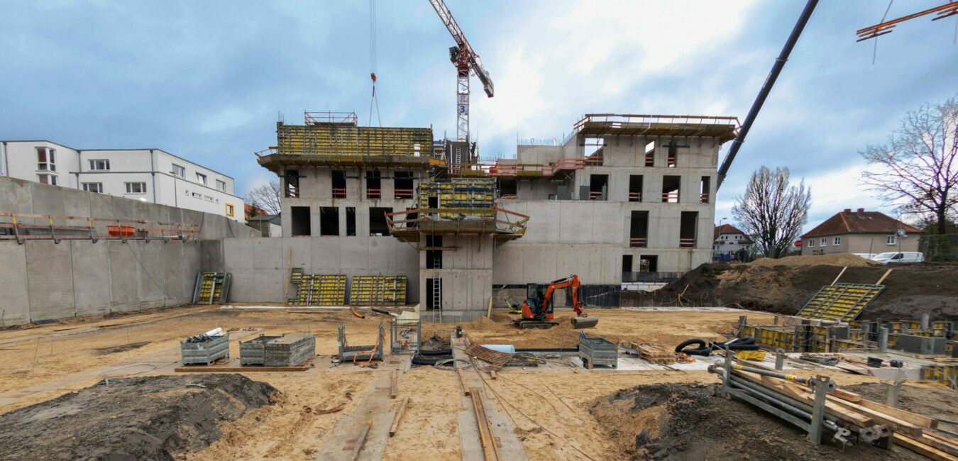 Direkt neben dem Ärztehaus wurden ausreichend Parkflächen geschaffen.