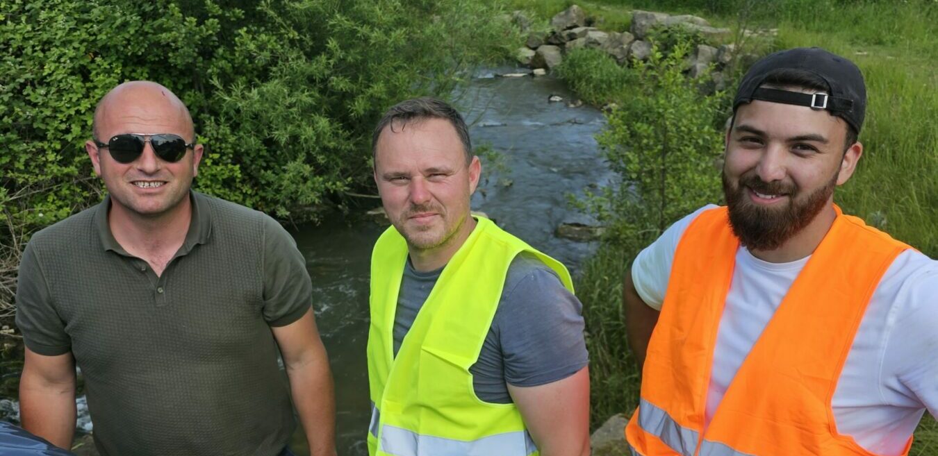 Das Team der Bausanierung an der Fußgängerbrücke am Obersee in Bielefeld.